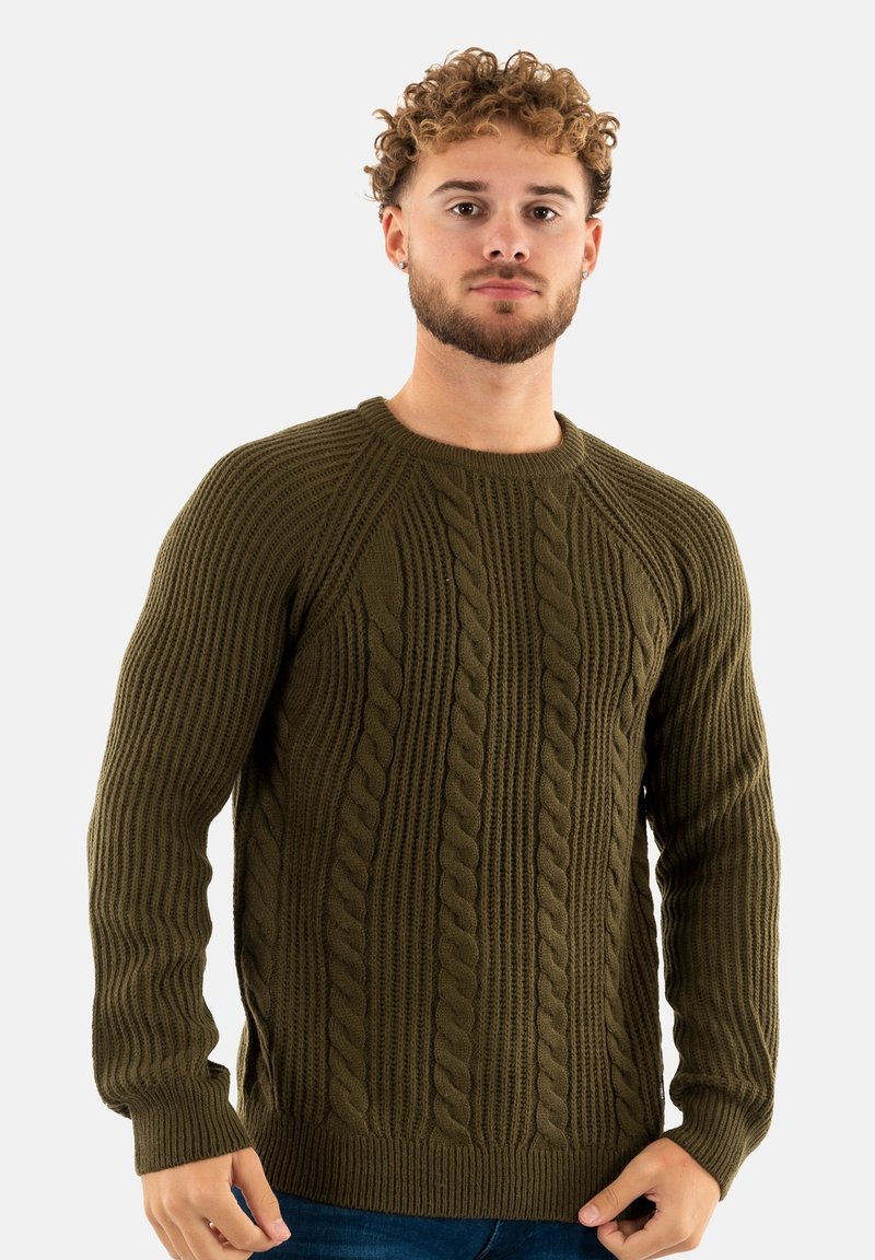 Maglione a maglia verde oliva con una texture a costine, caratterizzato da un motivo a trecce, scollatura a girocollo e polsini aderenti.