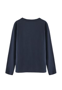 T-shirt a maniche lunghe blu navy in cotone con scollatura a girocollo e una texture morbida e liscia; vista posteriore senza disegni o decorazioni.