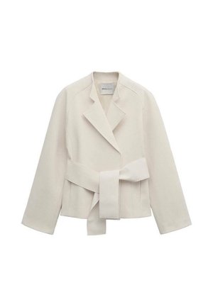 Crèmekleurig damesblazer met brede revers, lange mouwen en een bijpassende stoffen riem gestrikt in de taille, plat gelegd op een witte achtergrond.