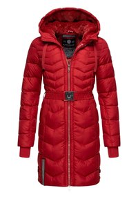Doudoune rouge avec matelassage en chevrons, fermeture éclair sur le devant et capuche doublée de fourrure. Dotée d'une ceinture ajustable et de poignets côtelés.