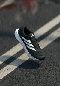 Επιλέχθηκε, core black/footwear white/carbon