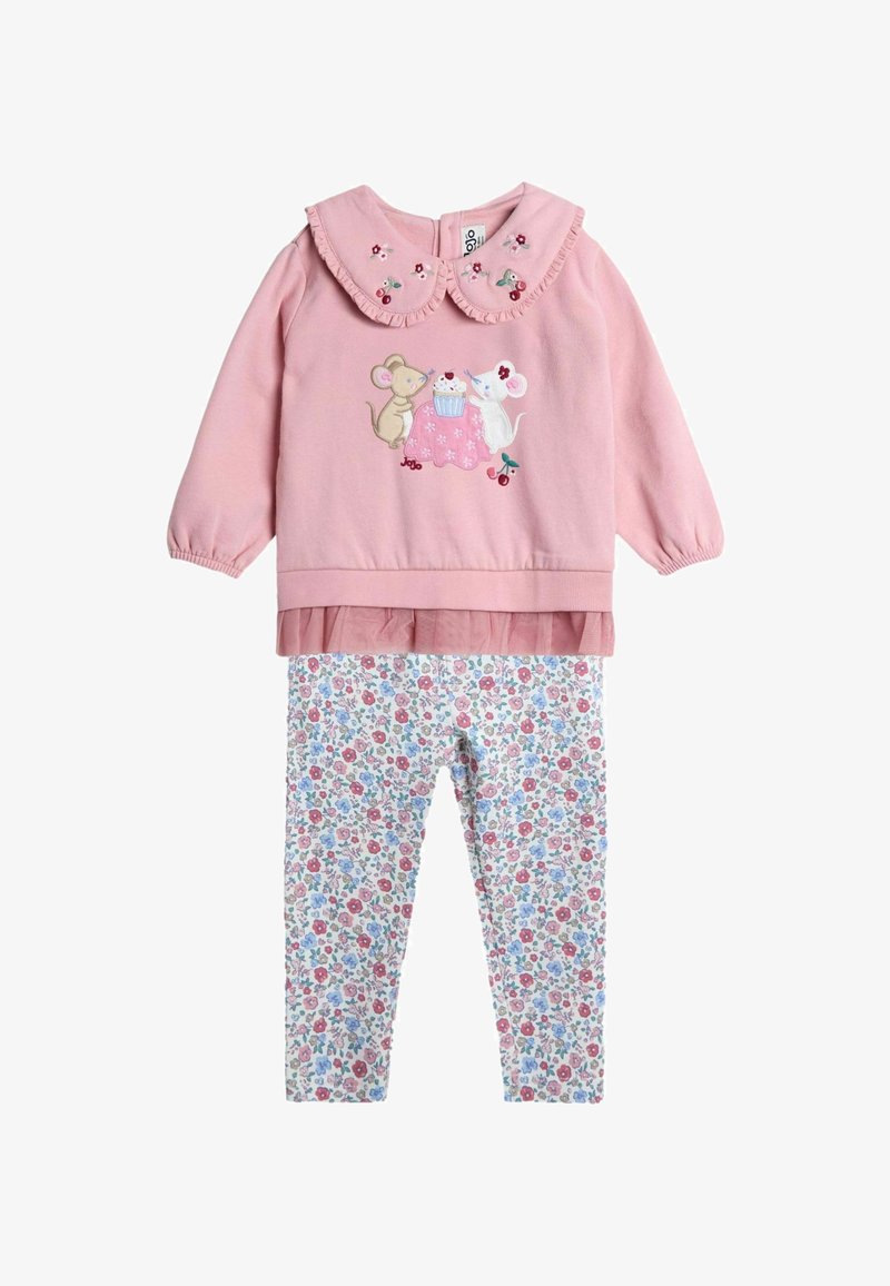 Roza longo-sleeve majica z nabranim ovratnikom in vezenimi miškami, v kombinaciji z belimi leginami z rožnatim in modrim cvetličnim vzorcem.