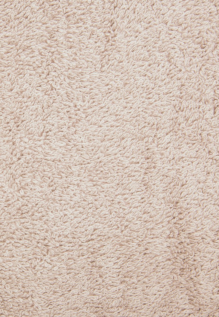 Strukturierter beiger Teppich mit einem weichen, geschlungenen Flor, der ein dezentes Muster aus Wirbeln und Locken über die gesamte Oberfläche zeigt.