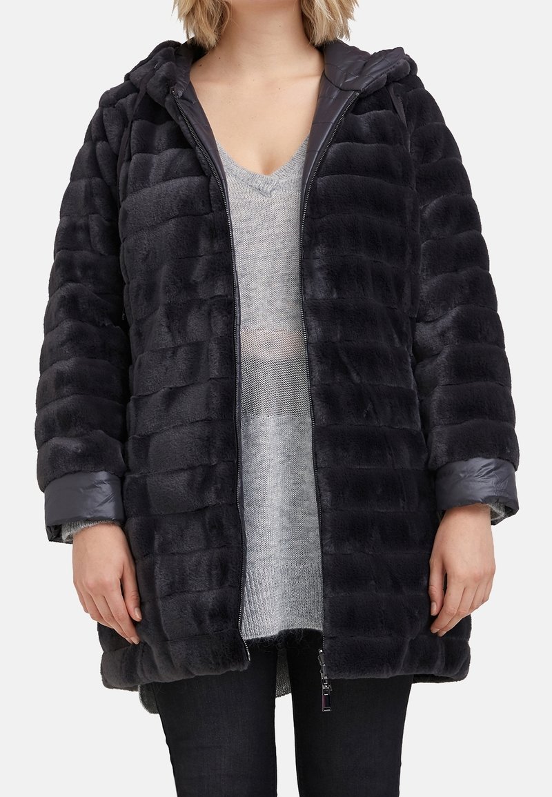 Czarna pikowana kurtka puchowa z futrzanym kapturem, z poziomym przeszyciem, zamkiem błyskawicznym i błyszczącymi szarymi detalami na rękawach.