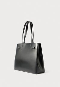 Crna torba za nošenje od kože s dva dugačka držača, pravokutnog oblika, glatke teksture, s minimalnim detaljima i čistim dizajnom.