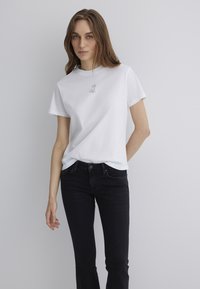 Thumbnail Image 4