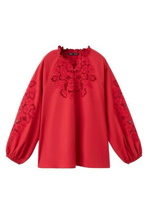 Blusa roja de manga larga con bordado floral de encaje en el pecho y las mangas, escote con volantes y tapeta frontal con botones.