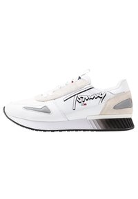 Białe sneakersy z cholewką wykonaną ze skóry i zamszu, z czarną gumową podeszwą, szarymi akcentami oraz wyraźnym logo z boku.