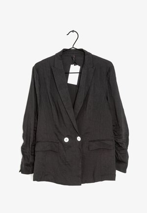 Sort dobbeltradet blazer med notch revers, to hvide knapper, forlommer med klap, hængende på en sort bøjle med en hvid mærkat.