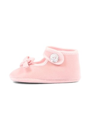 Suave zapatito rosa para bebé con un lazo frontal y una correa lateral sujeta por un botón brillante, mostrado desde el lado izquierdo.