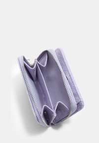 Portafoglio zip in un delicato viola chiaro con materiale esterno morbido e testurizzato; presenta due scomparti e dettagli in metallo argentato per la chiusura.