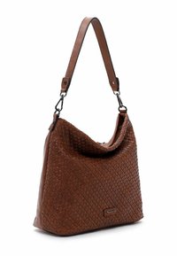 Brązowa torebka ze splecionego skóry o luźnym fasonie, z jedną rączką na ramię i teksturowaną powierzchnią. Posiada subtelny emblemat marki.