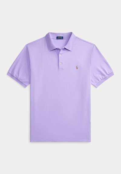 Λιλά πόλο μπλούζα με κοντά μανίκια, γιακά, κούμπωμα με δύο κουμπιά και μικρό κεντημένο λογότυπο στο αριστερό μέρος του στήθους.