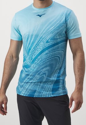 Maglietta sportiva azzurro chiaro con un design a gradiente, caratterizzata da strisce orizzontali e un collo rotondo. Realizzata in un tessuto leggero e traspirante.