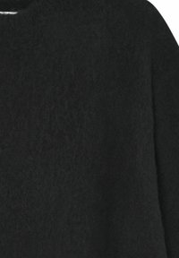 Schwarzer Pullover aus weicher, strukturierter Wolle, mit hohem Kragen und lockerer Passform. Der Stoff wirkt flauschig mit einem subtilen Glanz.