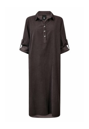 Robe chemise longue marron foncé avec manches retroussées, col boutonné et coupe droite ample sur fond blanc.