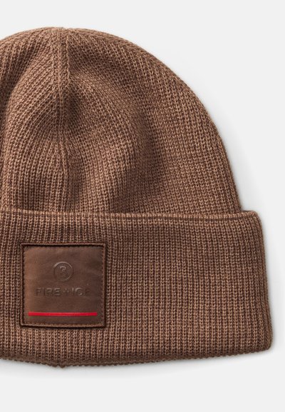 Căciulă tricotată maro cu margine pliată, având un patch din piele pătrată embosat cu "FIRE + ICE" și un accent orizontal roșu.