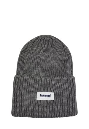 Dunkelgraue gestrickte Mütze mit umgeschlagenem Bund und einem weißen rechteckigen Etikett mit schwarzem Text ""hummel"".