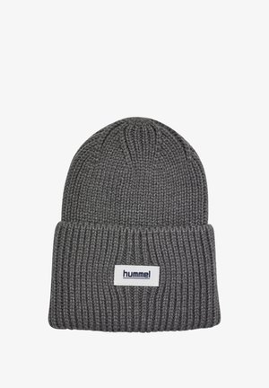 Mørkegrå strikket hue med opbukket kant og et hvidt rektangulært mærke med sort tekst ""hummel"".