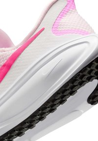 Scarpa da ginnastica rosa e bianca con tomaia testurizzata, design elegante e suola in gomma nera con grip a motivo.