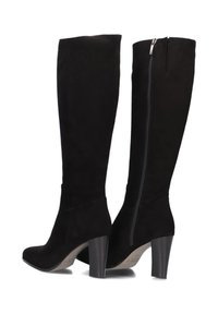 Een paar zwarte suede kniehoogse laarzen met blokhak en een zijrits, getoond vanuit de achterkant en zijkanten op een witte achtergrond.
