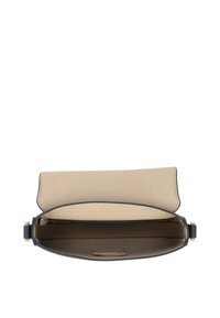 Borsa a mano in pelle nera con interno in tessuto beige. Dotata di chiusura a patta e hardware in tonalità oro. Aperta, mostra un ampio spazio interno.