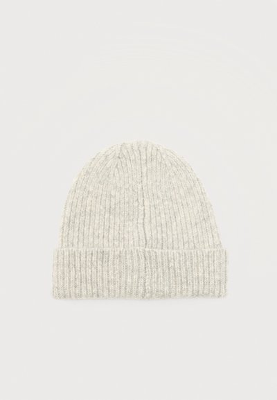 Világosszürke kötött gyapjúsapka hajtott szegéllyel, fehér háttéren síkban elhelyezve.