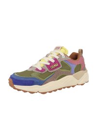 Sneaker multicolore avec des panneaux verts, roses, bleus et beiges, en matériaux de daim et de maille, des lacets blancs et une semelle en caoutchouc texturé.