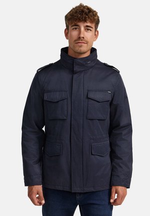 Marineblauwe jas met een hoge kraag, vier voorzakken, schouderepauletten en een gestructureerde afwerking. Voorzien van een knoopsluiting.