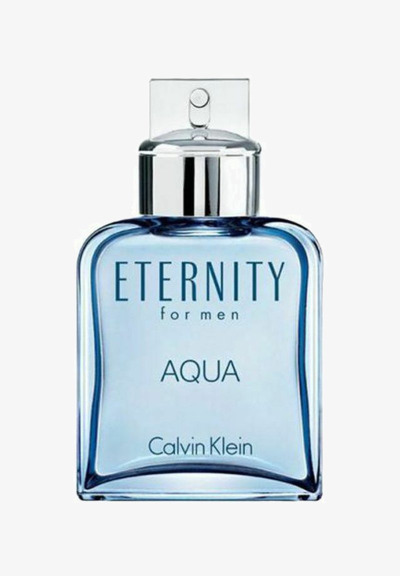 Eternity for Men Aqua by Calvin Klein clara pullossa, jossa on suorakulmainen muoto, hopeinen suihkepää ja sininen neste, sekä minimaaliset tekstit.