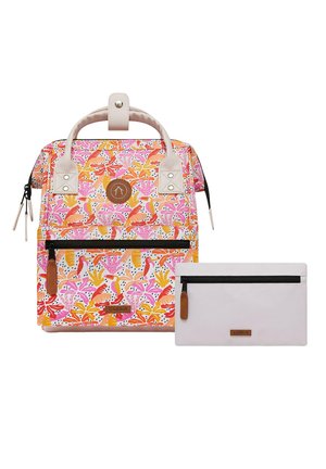 Bunter Rucksack mit floralen Mustern in Pink, Orange und Grün. Verfügt über zwei Griffe, eine vordere Reißverschlusstasche und einen abnehmbaren Beutel.