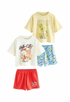 To Hello Kitty toppe med kortærmer med frugtprint, kombineret med blå citron-tema og røde ternede shorts.