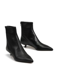 Czarne skórzane botki sięgające kostki z wąskim noskiem, z zapięciem na zamek błyskawiczny i niskim obcasem typu kitten heel. Gładka faktura i elegancki design.
