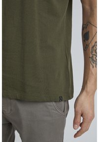 11 Project PRMattis - T-shirts med print - olive night