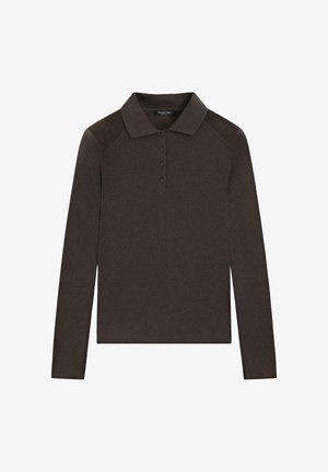 Bruin poloshirt met lange mouwen en een kraag, voorzien van een plooi met vier knopen en suède accenten op de schouders. Zachte, gladde textuur.