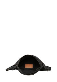 Borsa in pelle nera con cerniera, caratterizzata da una texture liscia e una forma rettangolare. L'interno è foderato con tessuto nero e comprende un'etichetta in pelle marrone.