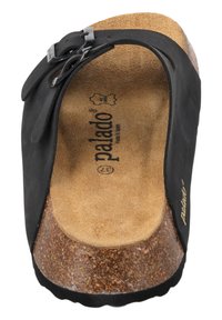 Schwarze Pantoletten mit einem strukturierten Korkfußbett, verstellbarem Riemen mit Schnalle und einer konturierten Sohle für Unterstützung und Komfort.