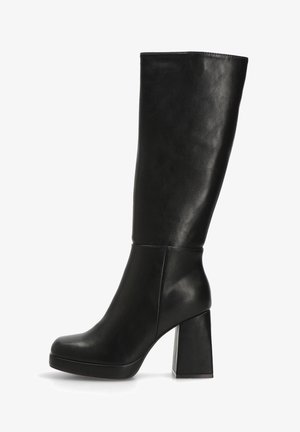 Bota alta de cuero negro hasta la rodilla con un tacón cuadrado. Textura suave, diseño ajustado sin adornos o patrones visibles.