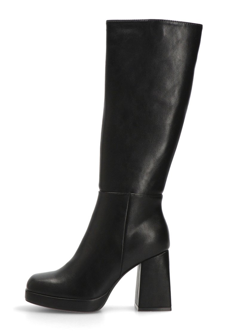 Bota alta de cuero negro hasta la rodilla con un tacón cuadrado. Textura suave, diseño ajustado sin adornos o patrones visibles.