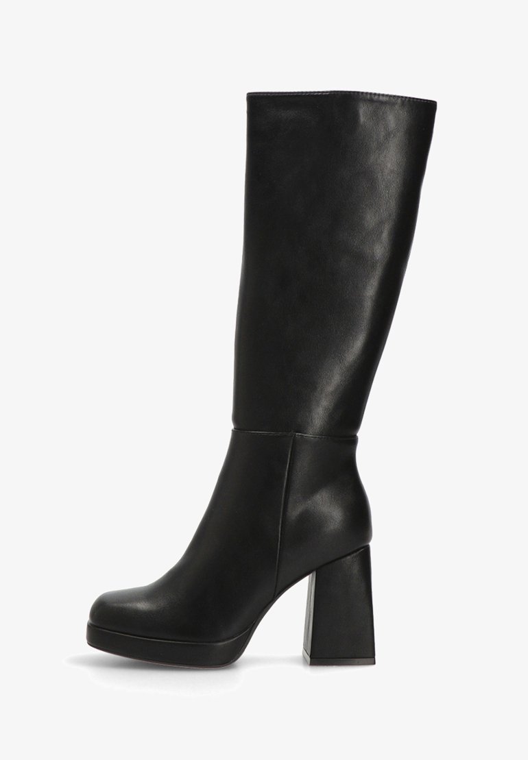 Bota alta de cuero negro hasta la rodilla con un tacón cuadrado. Textura suave, diseño ajustado sin adornos o patrones visibles.