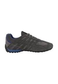 Graue Wildledersneaker mit einer strukturierten Oberfläche, die blaue Akzente und eine Gummisohle aufweist. Schnürsenkel und ein aerodynamisches Design vervollständigen den Look.