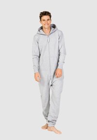 Lichtgrijze zip-up onesie van zacht materiaal, met een capuchon, voorzakken en geribbelde manchetten, ontworpen voor comfort en warmte.
