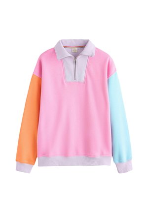Langärmeliger Pullover mit pinkem Körper, orangefarbenem linken Ärmel, hellblauem rechten Ärmel, lavendelfarbenem Kragen, Bündchen und halbzip Verschluss vorne.