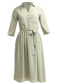 Robe midi beige clair à manches trois-quarts, boutonnée sur le devant, deux poches poitrine et ceinture nouée à la taille.