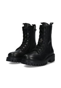 Botas de combate de cuero negro con punta redondeada, cordones en la parte delantera, cremallera lateral y suelas de goma gruesas con un patrón de relieve resistente.