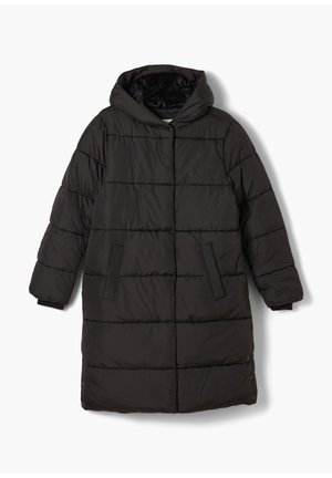 Černý dlouhý zimní prošívaný kabát s kapucí, předními kapsami a patentkami podél spodního lemu, položený na bílem pozadí.