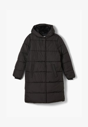 Giacca invernale imbottita lunga nera con cappuccio, tasche frontali e bottoni automatici sul bordo inferiore, stesa su uno sfondo bianco.