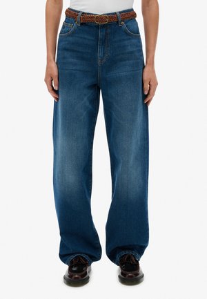 Wijduitlopende blauwe denim jeans met een hoge taille en een gevlochten bruine riem. Gladde textuur, effen kleur, met het klassieke vijf-pocket ontwerp.