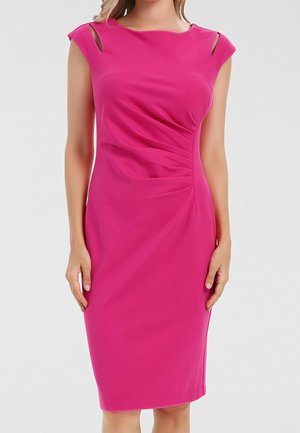 Femme portant une robe ajustée, longueur genou, rose vif, avec de petites découpes aux épaules et un détail de tissu froncé sur un côté.