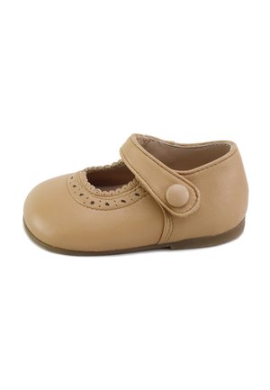 Zapato beige Mary Jane para niños pequeños con detalle de borde festoneado y una sola correa con botón en la parte superior, suela plana.